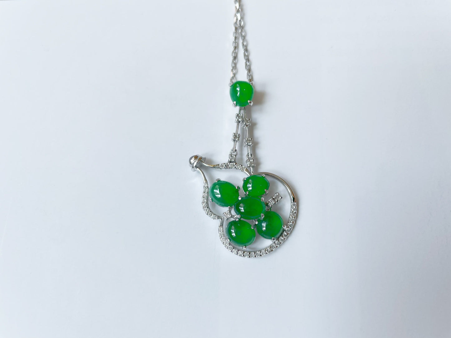 Imperial Jadeite Pendant with Diamond in 18K White Gold