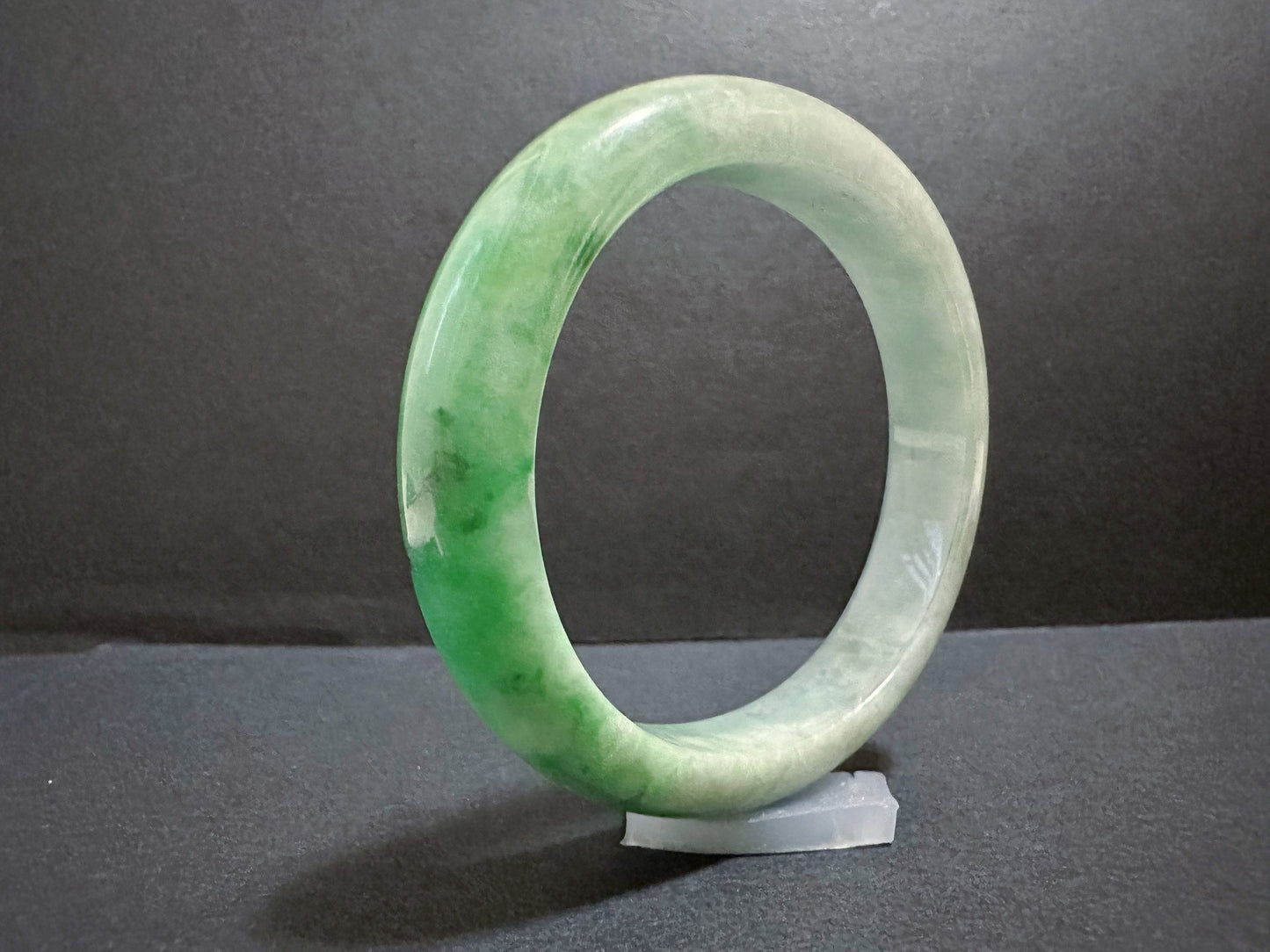 Natural Myanmar Vivid Apple Green Oval Shape Jade Bangle