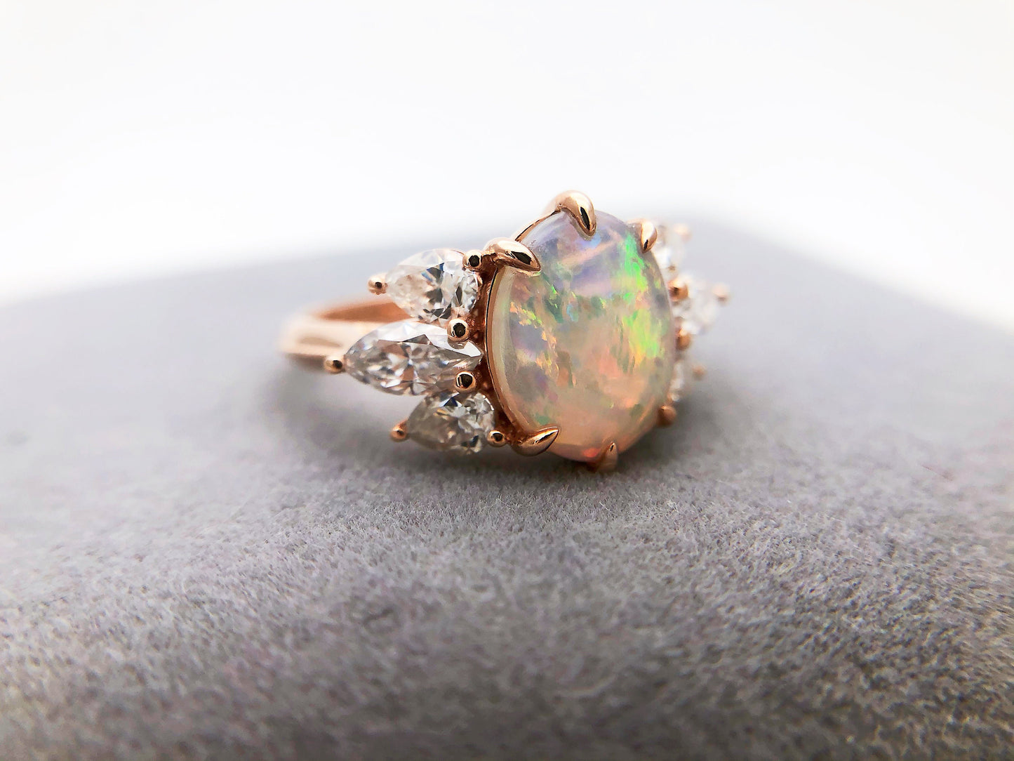 Bague de mariage en or 14 carats avec opale de cristal australienne et moissanite