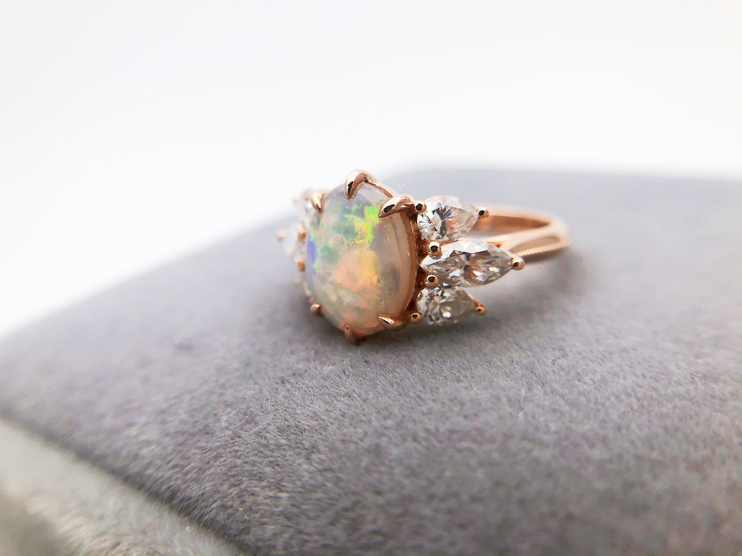 Bague de mariage en or 14 carats avec opale de cristal australienne et moissanite