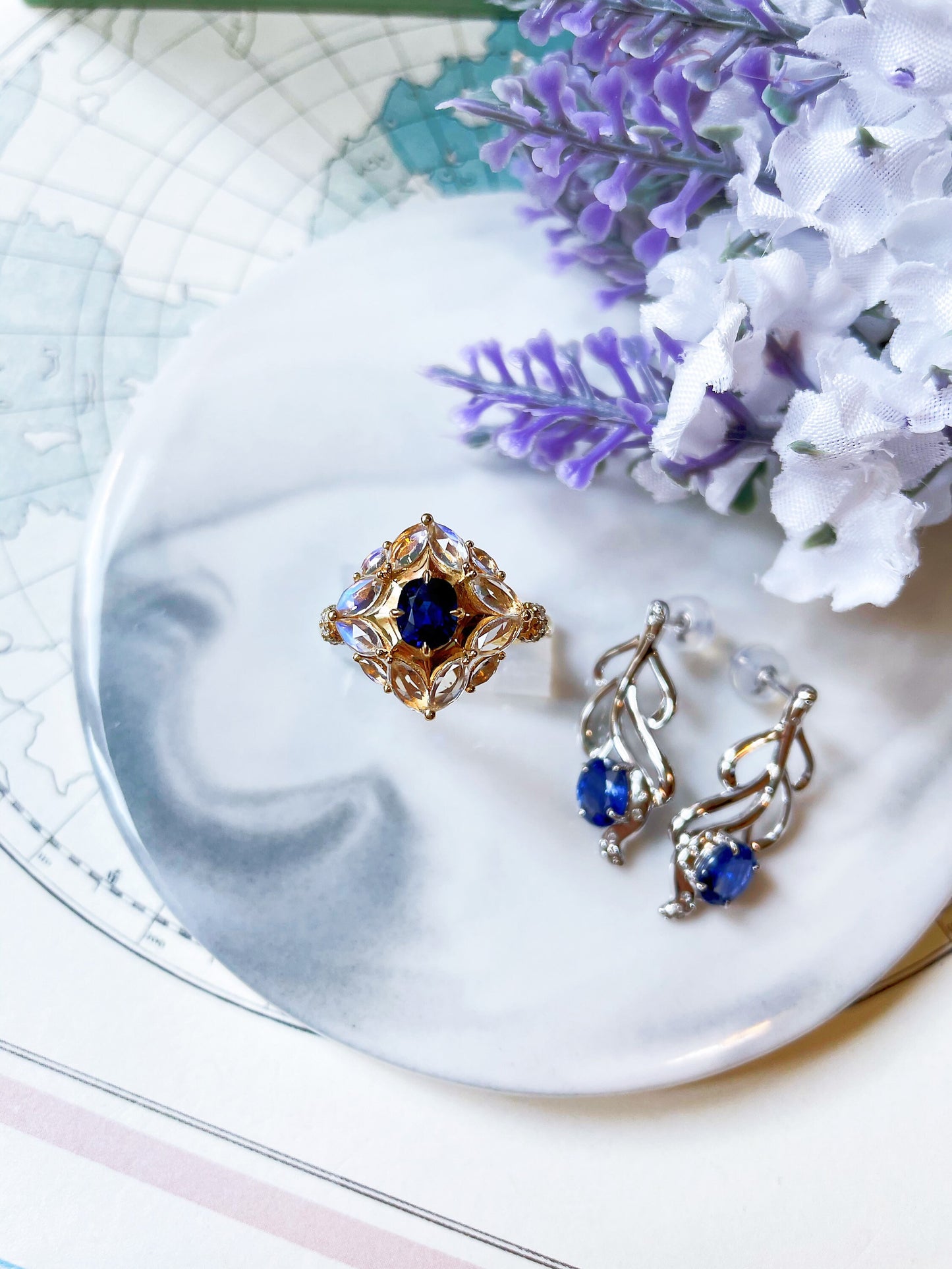 18k Gold Ring with Natural Sapphire and Moonstones