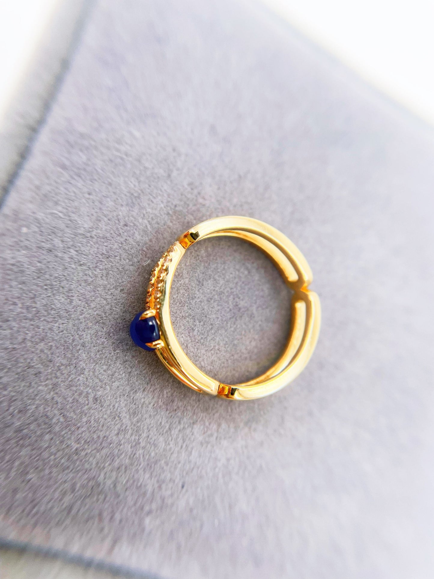 18k Gold Blue Sapphire Diamond Ring
