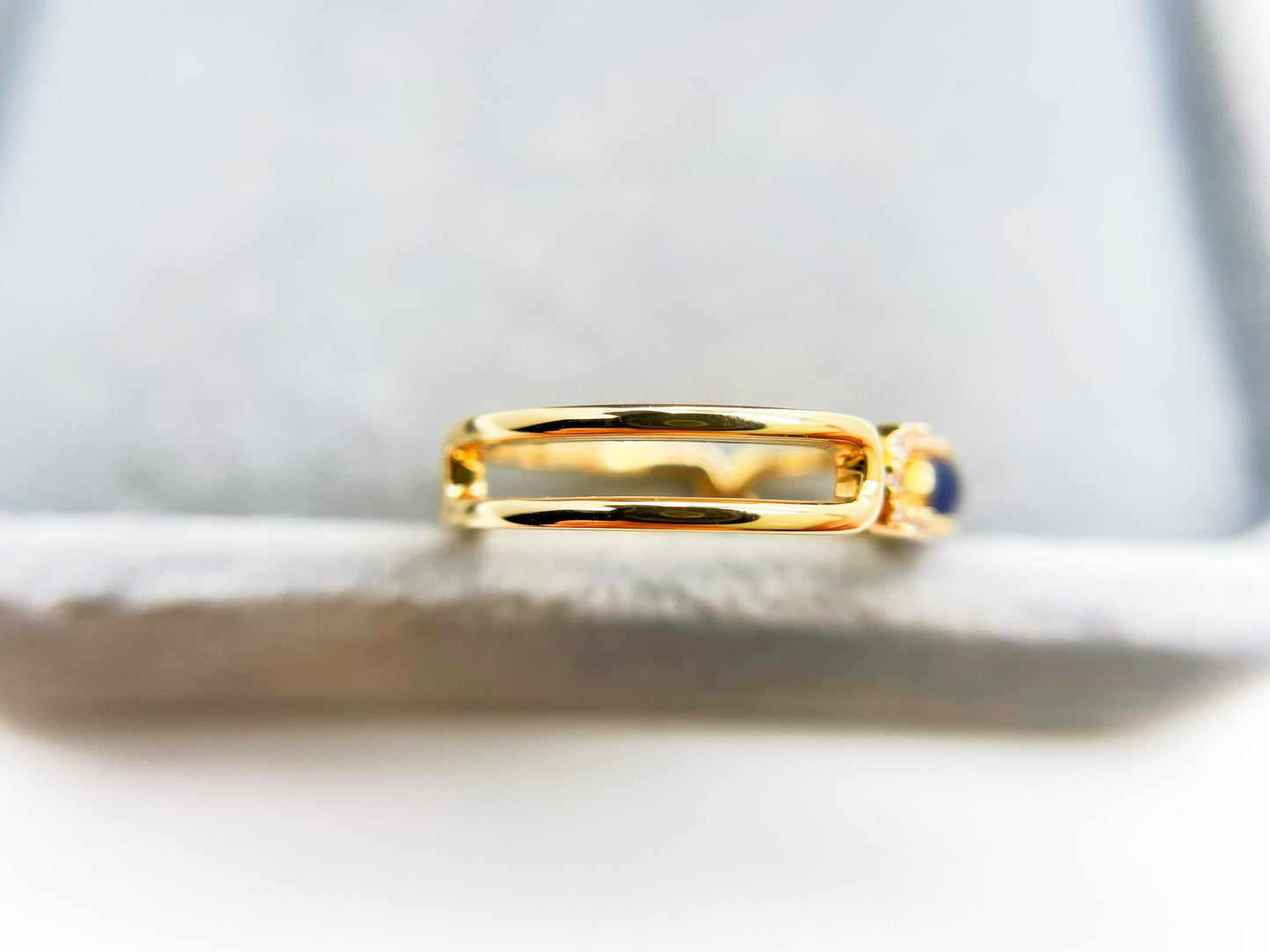 18k Gold Blue Sapphire Diamond Ring