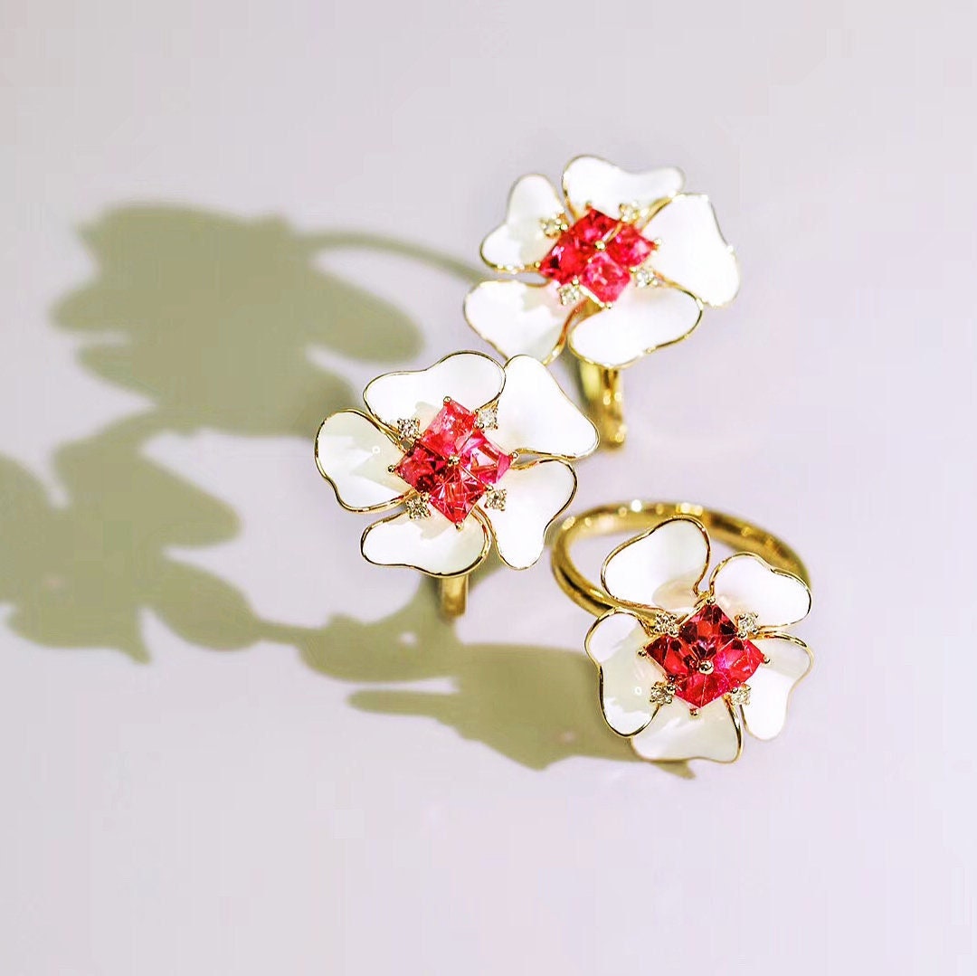 14K Gold Flower Ring with Mogok Vivid Pink Spinels