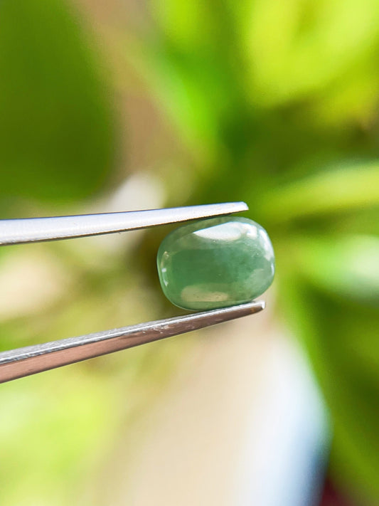 Cabochon de jadéite vert brumeux glacé