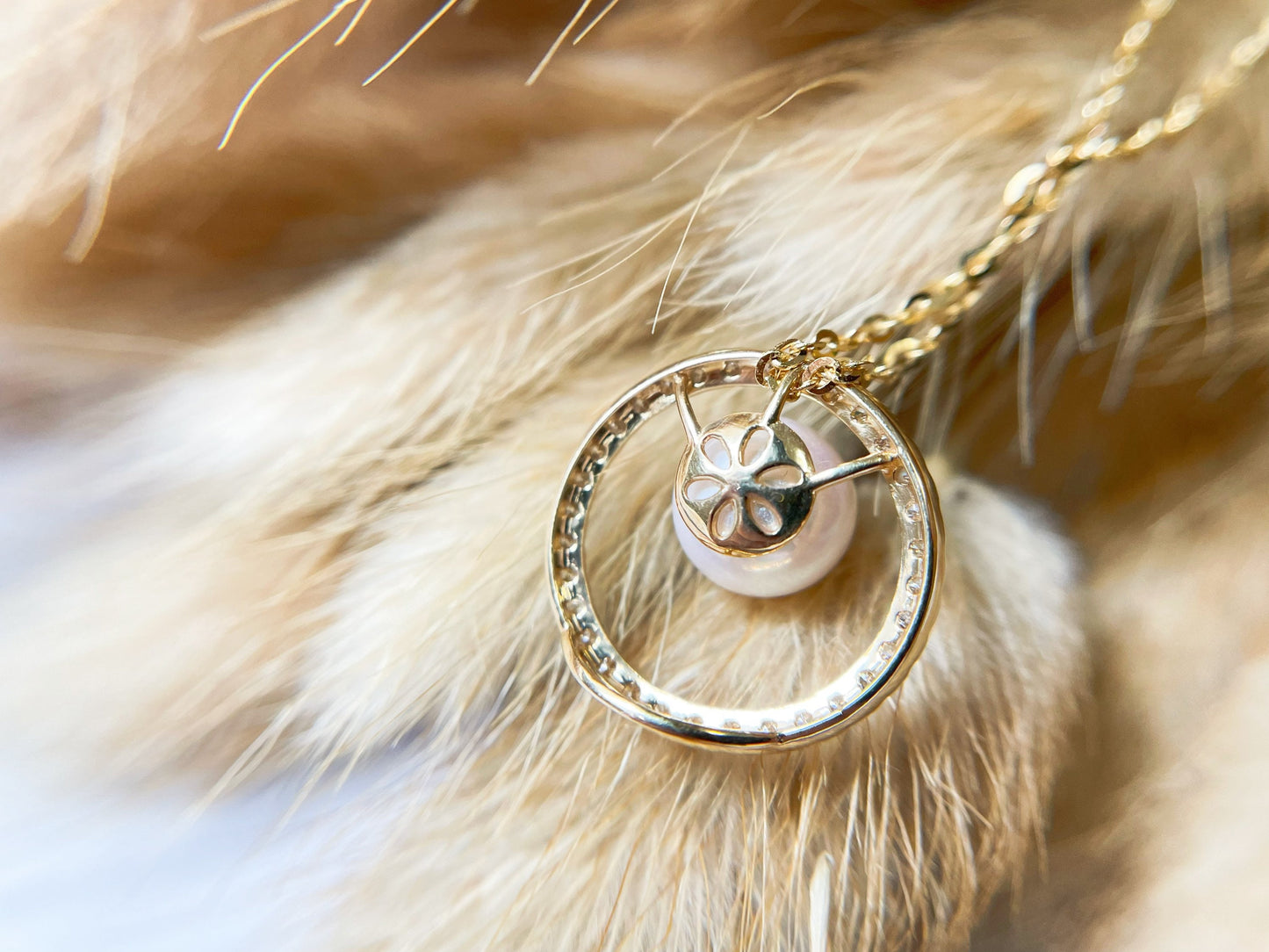 18K Gold Akoya Pearl Diamond Pendant - Round and Simple Design