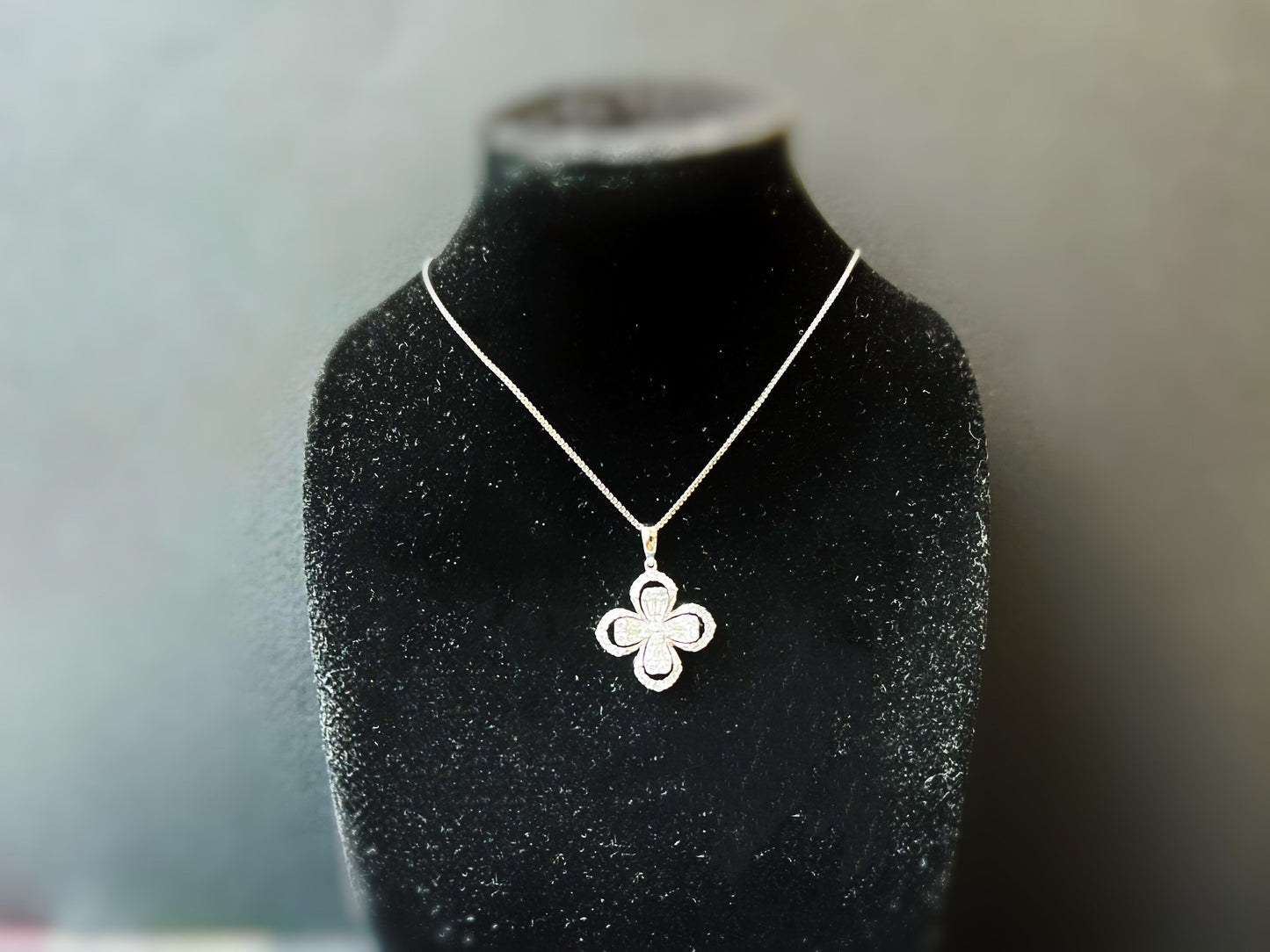 18K White Gold Diamond Clover Pendant Necklace