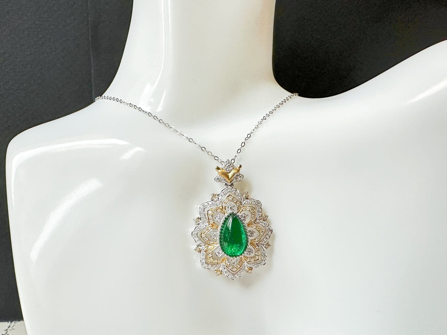 Certified Stunning Natural Vivid Green Emerald Pendant in 14K Gold with Diamonds