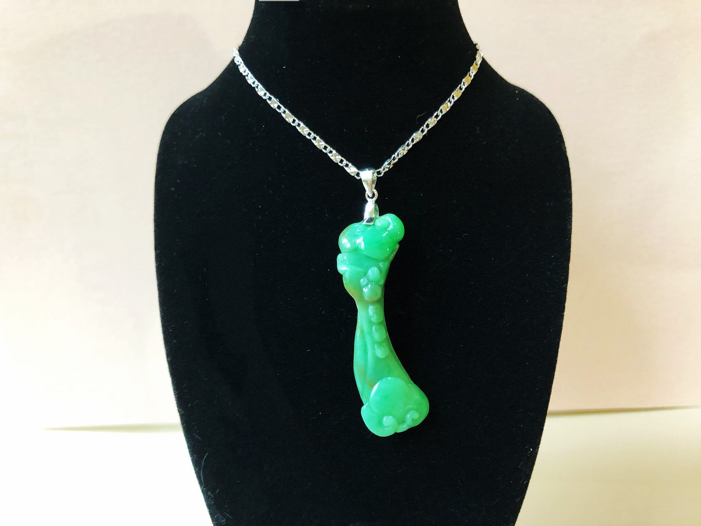 Green Jadeite Ruyi Necklace Pendant