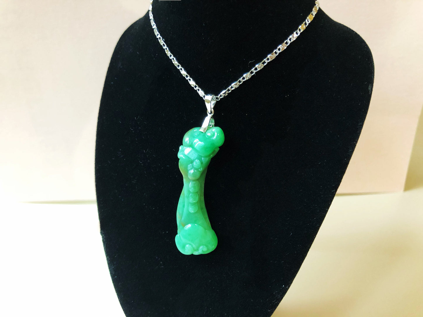 Green Jadeite Ruyi Necklace Pendant