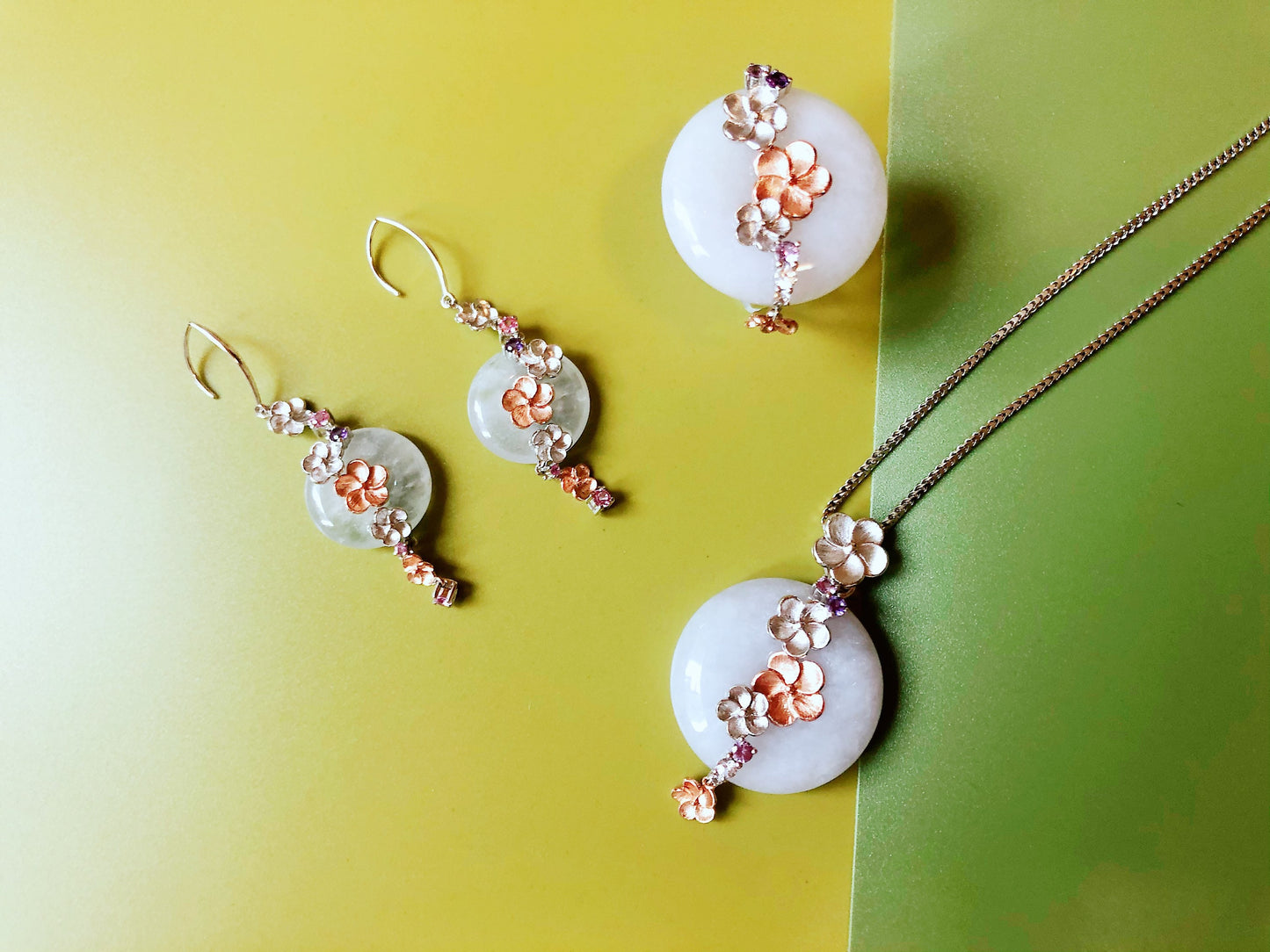 Lavender Jadeite Donut Pendant in 14K Bicolor Gold - Floral Design