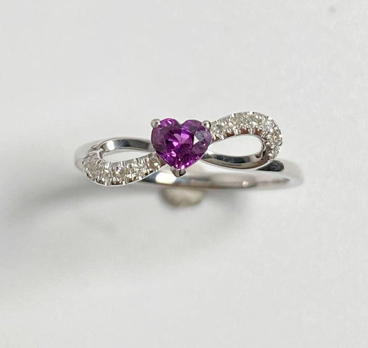 Bague en or blanc 18 carats avec saphir violet du Myanmar et diamant