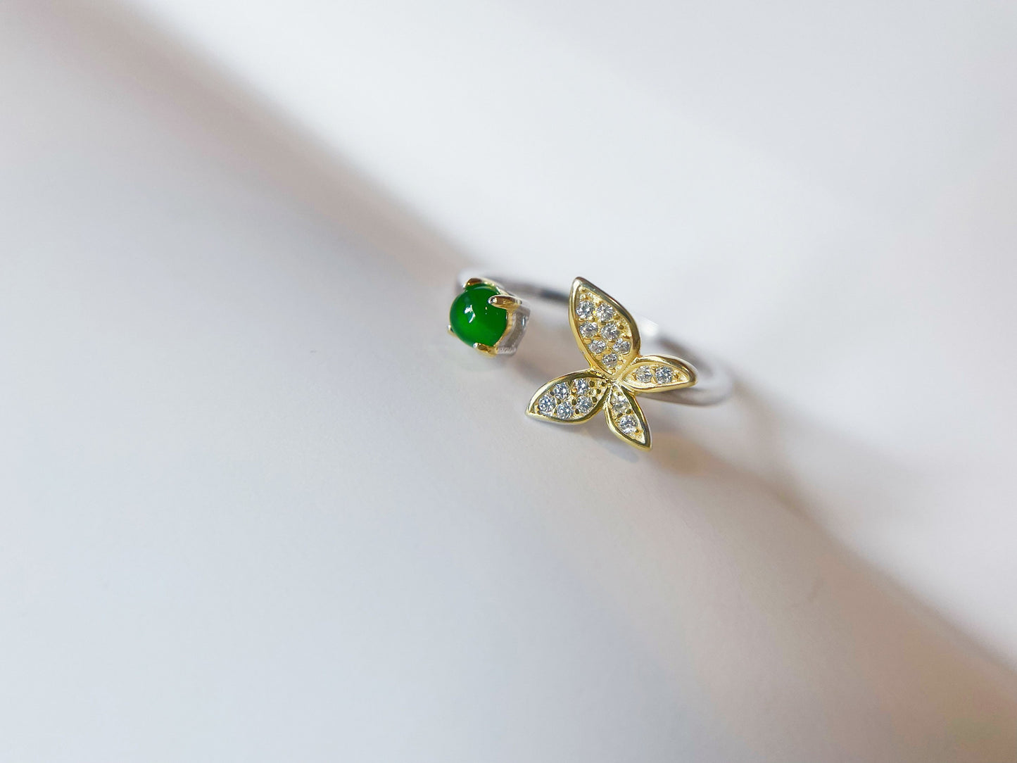 Bague ouverte papillon en jade vert impérial