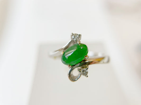 Bague en jade de jadéite verte impériale sertie d'or blanc 18 carats avec diamant