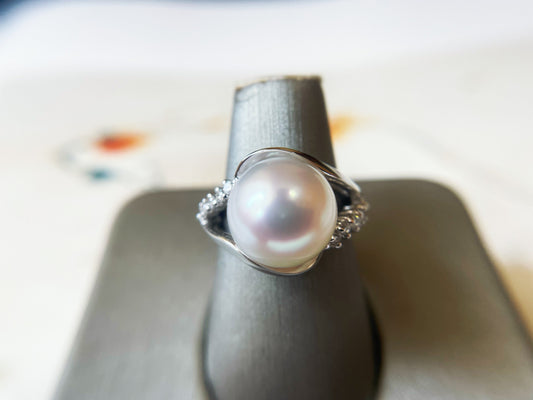 Bague en or blanc 18 carats et diamants avec perles des mers du Sud