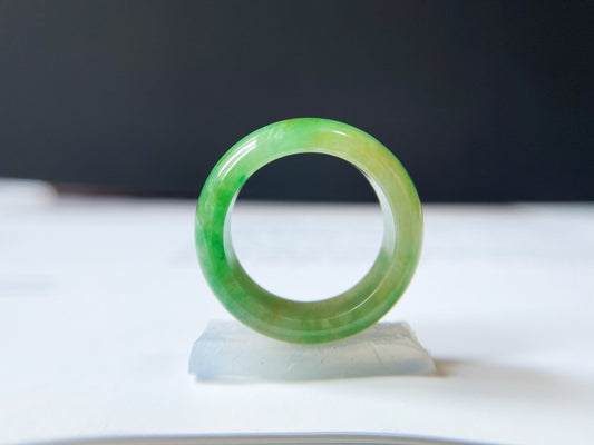 Bague minimaliste bicolore en jadeite vert vif - 18,1 mm